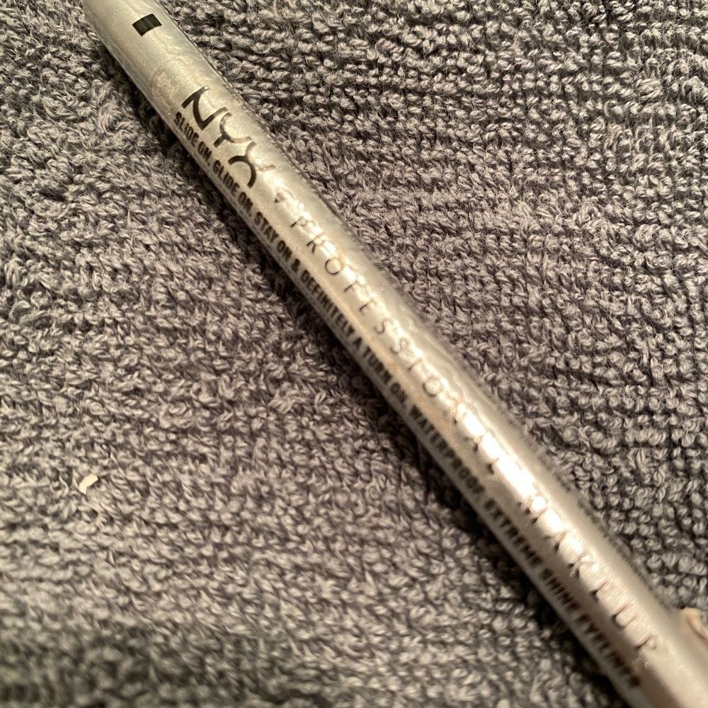 1044 NYX Professional Makeup Waterproof Extreme Shine Eyeliner Pencil Platinu…